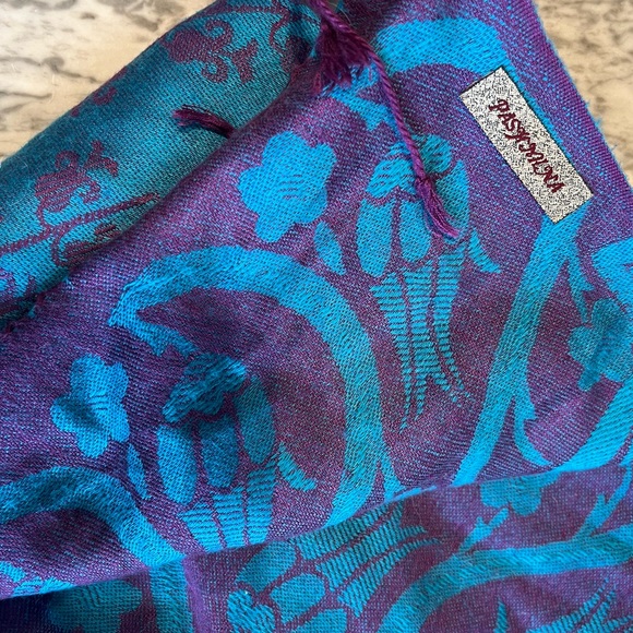 Gorgeous Pashmina - Picture 4 of 4